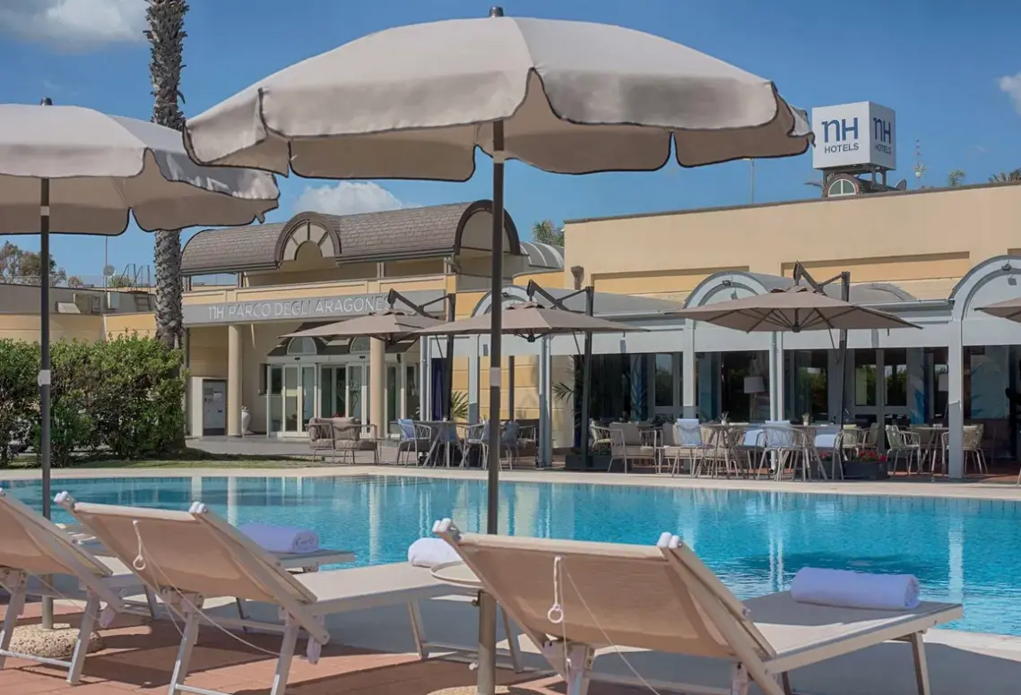 Basen w hotelu NH Parco Degli Aragonesi