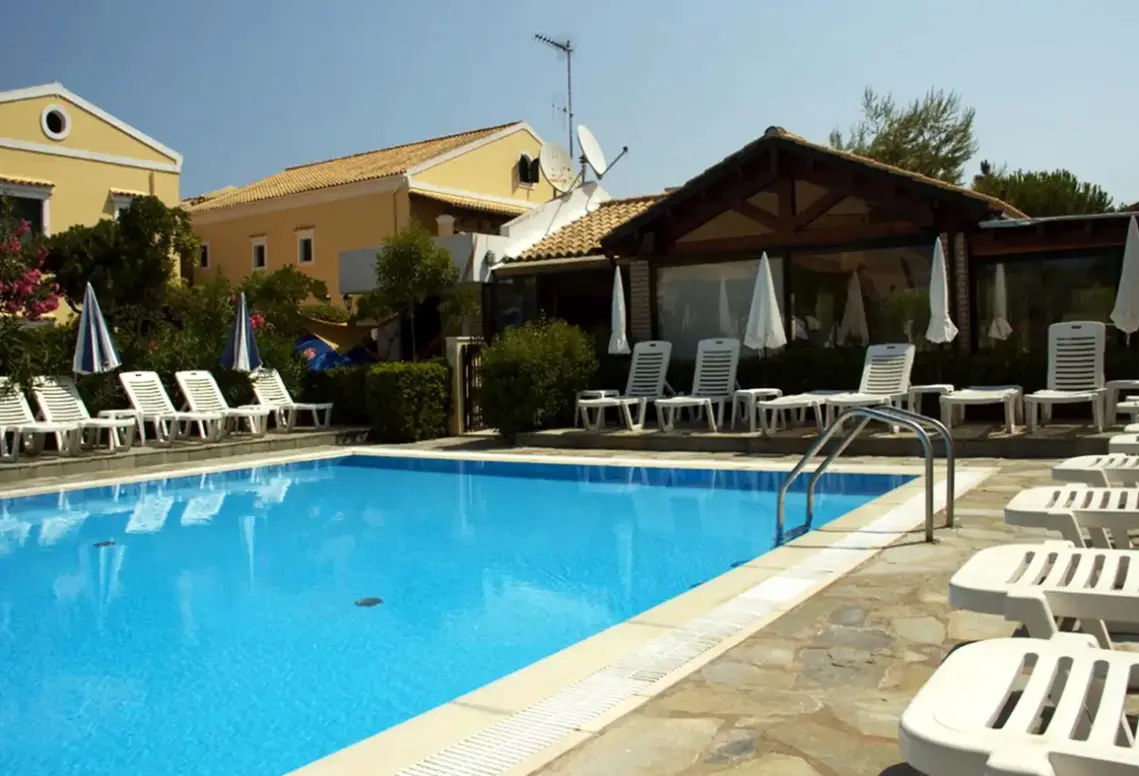 Basen w hotelu Nireas (Acharavi)