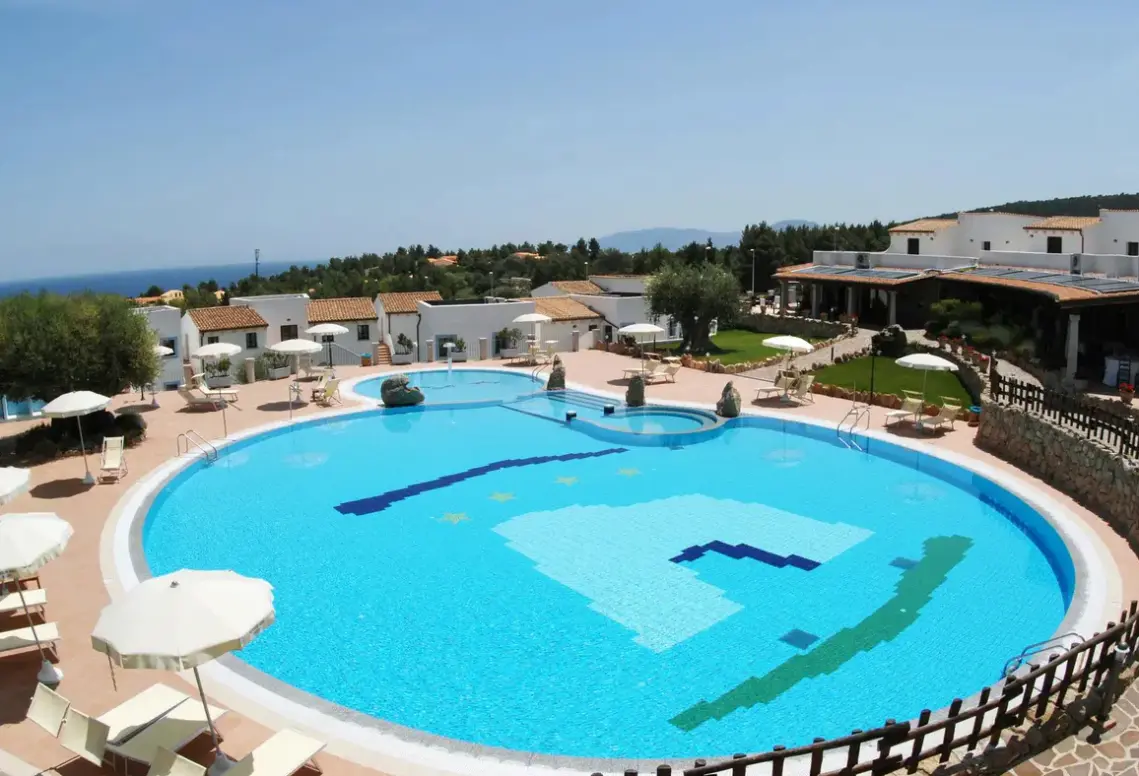 Basen w hotelu Nuraghe Arvu