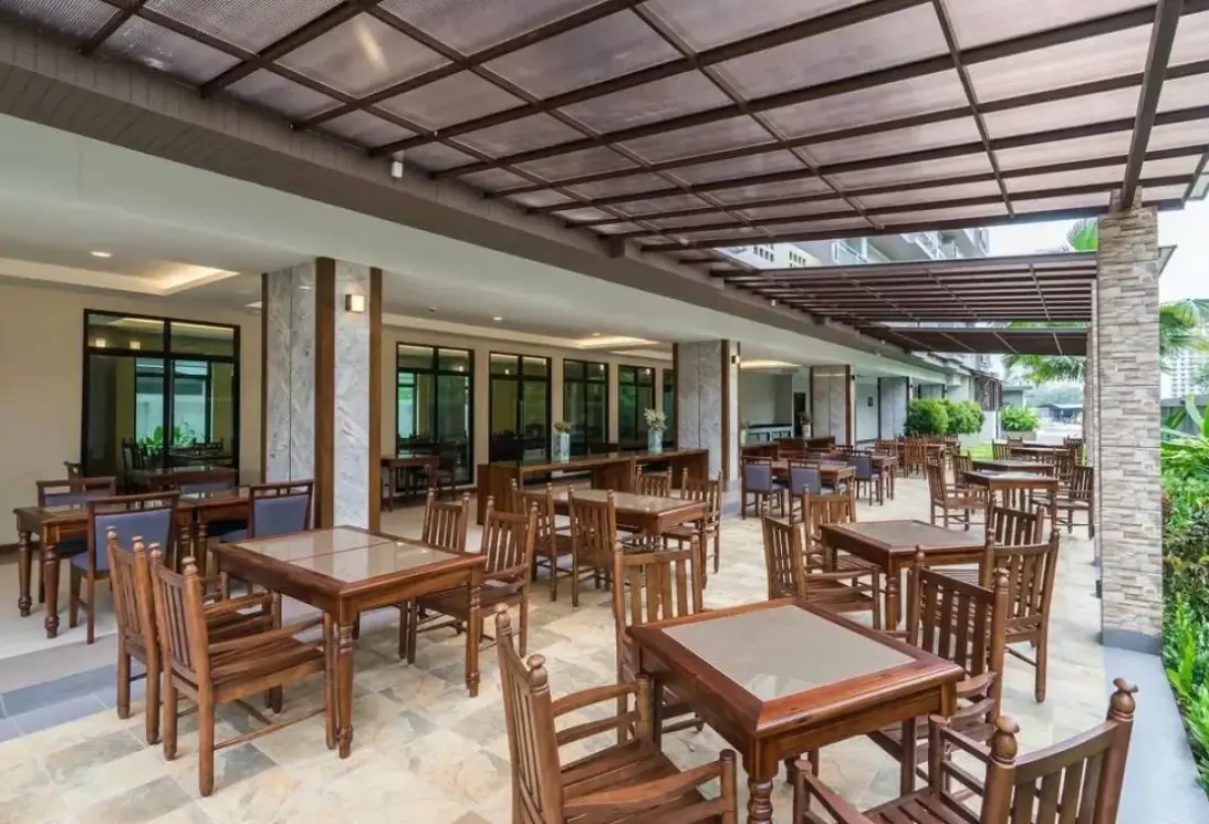 Restauracja i jedzenie w hotelu Olive Tree