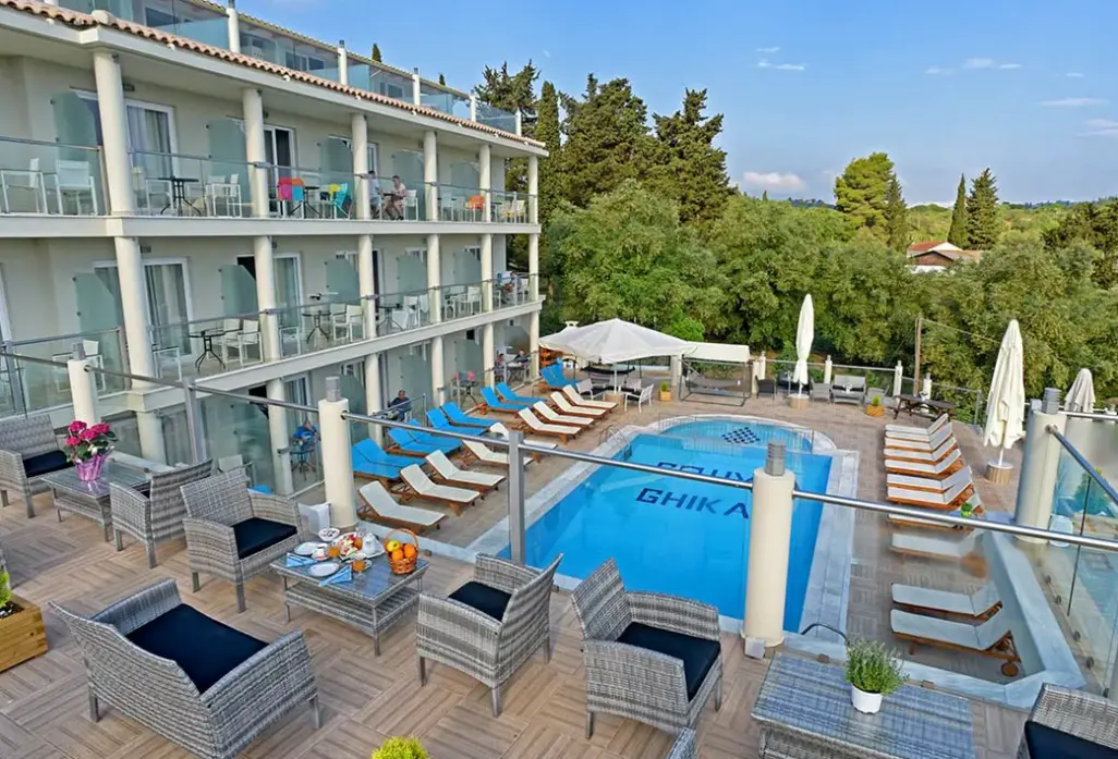 Basen w hotelu Palapart Gikas Studios & Suites