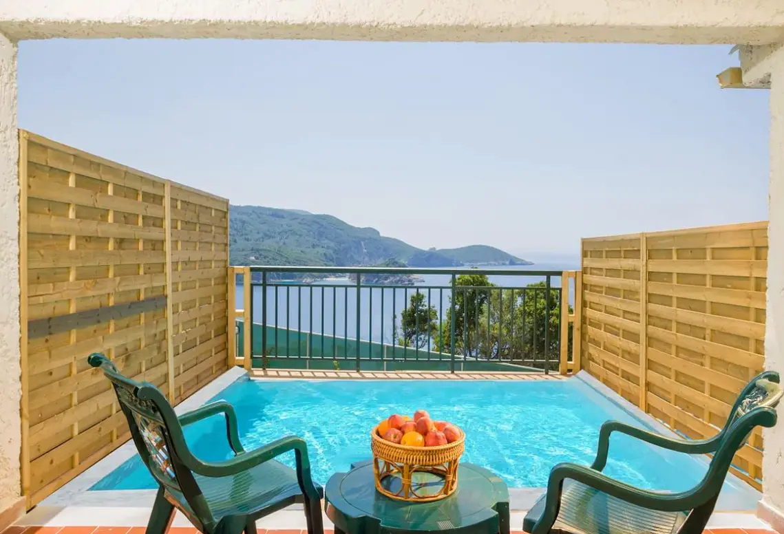Basen w hotelu Paleokastritsa Palace