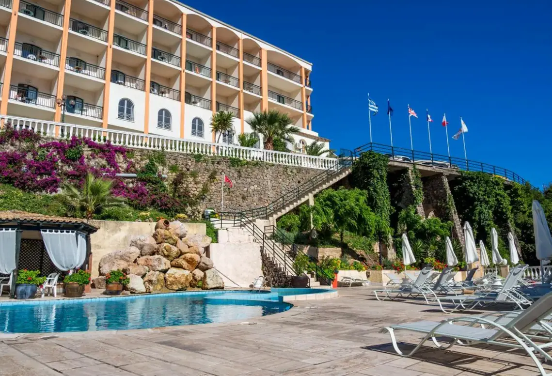Basen w hotelu Paleokastritsa Palace