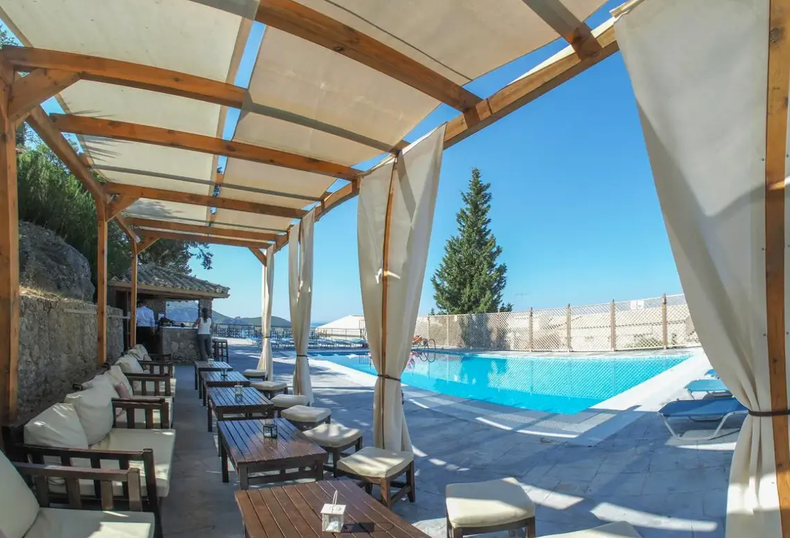 Basen w hotelu Paleokastritsa Palace