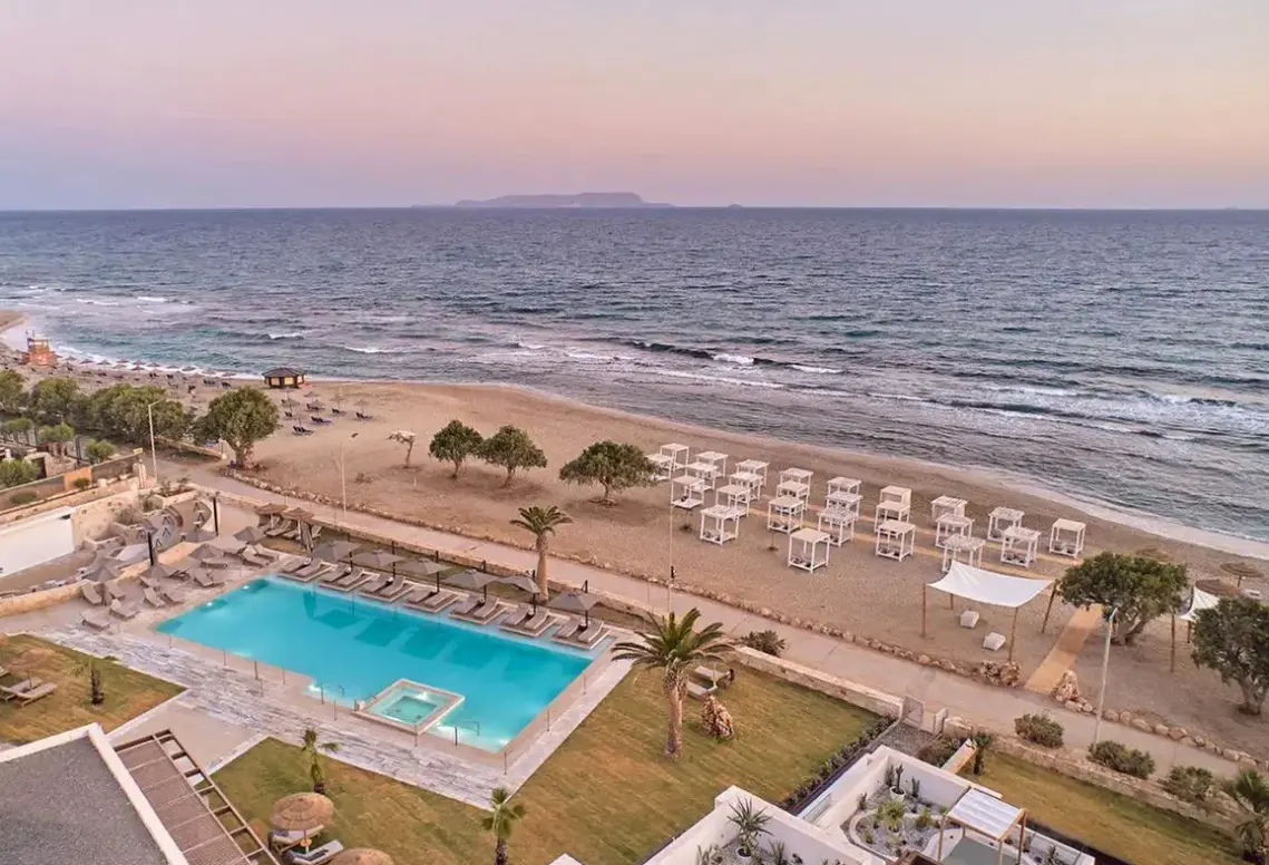 Plaża przy hotelu Paralos Kosta Alimia (ex. Kosta Mare Palace)