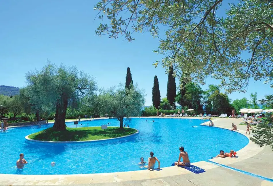 Basen w hotelu Parco del Garda