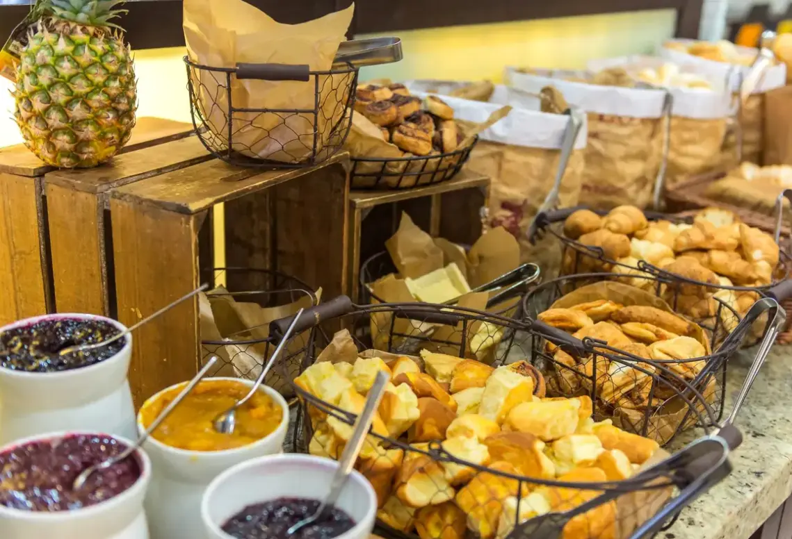 Restauracja i jedzenie w hotelu Park Inn (Sarvar)