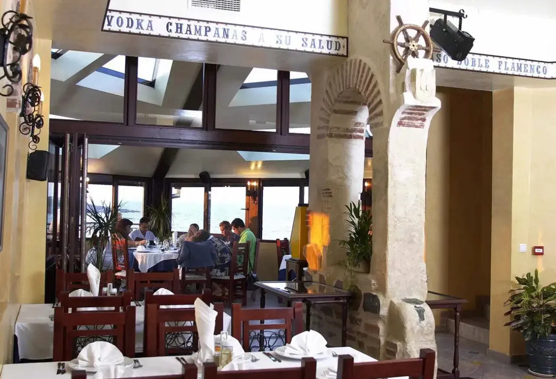 Restauracja i jedzenie w hotelu Parnasse