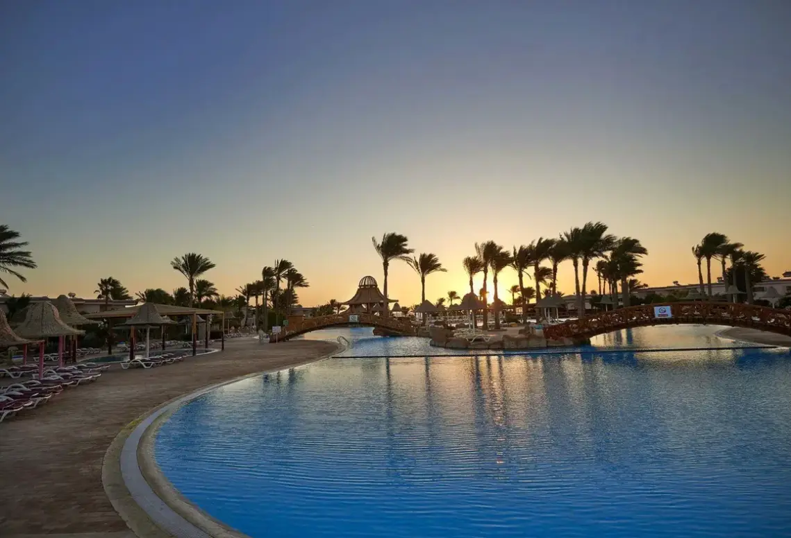 Basen w hotelu Parrotel Beach Resort (ex. Radisson Blu)