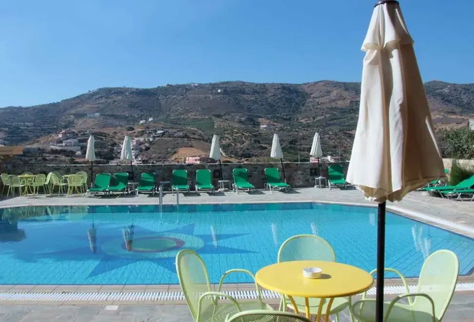 Basen w hotelu Perla (Agia Pelagia)