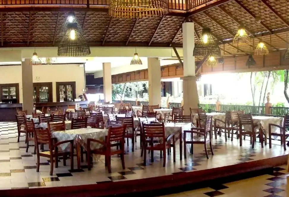 Restauracja i jedzenie w hotelu Phuphaya Resort