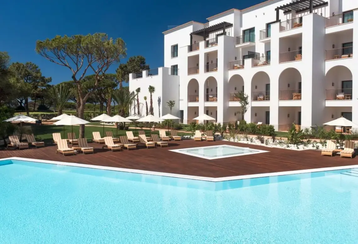 Basen w hotelu Pine Cliffs Ocean Suites