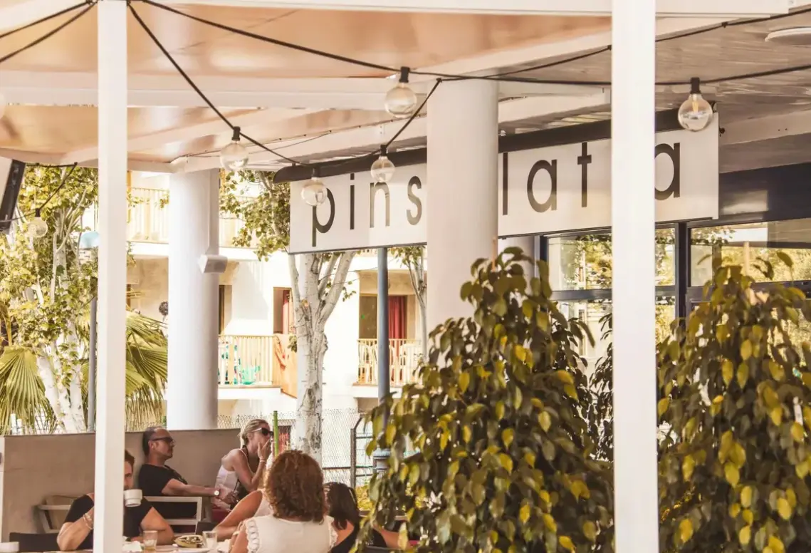 Restauracja i jedzenie w hotelu Pins Platja Apartamentos