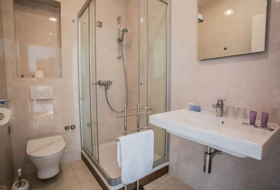 Łazienka w pokoju hotelu Pleter