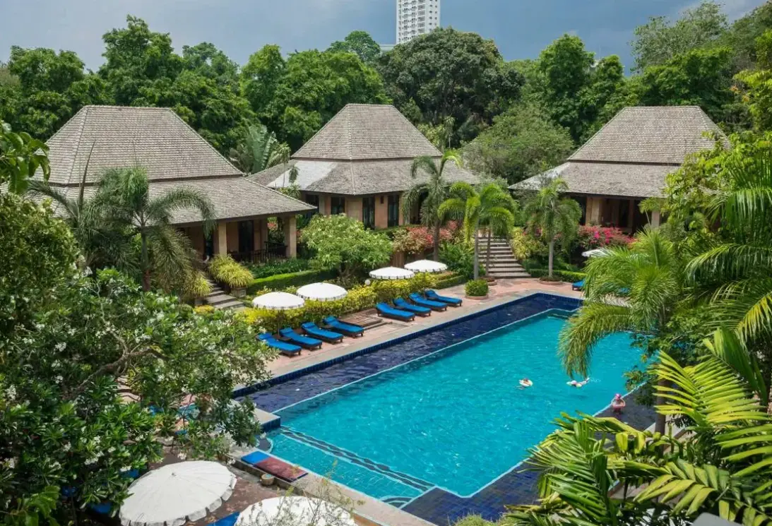 Basen w hotelu Plumeria Serviced Apartment
