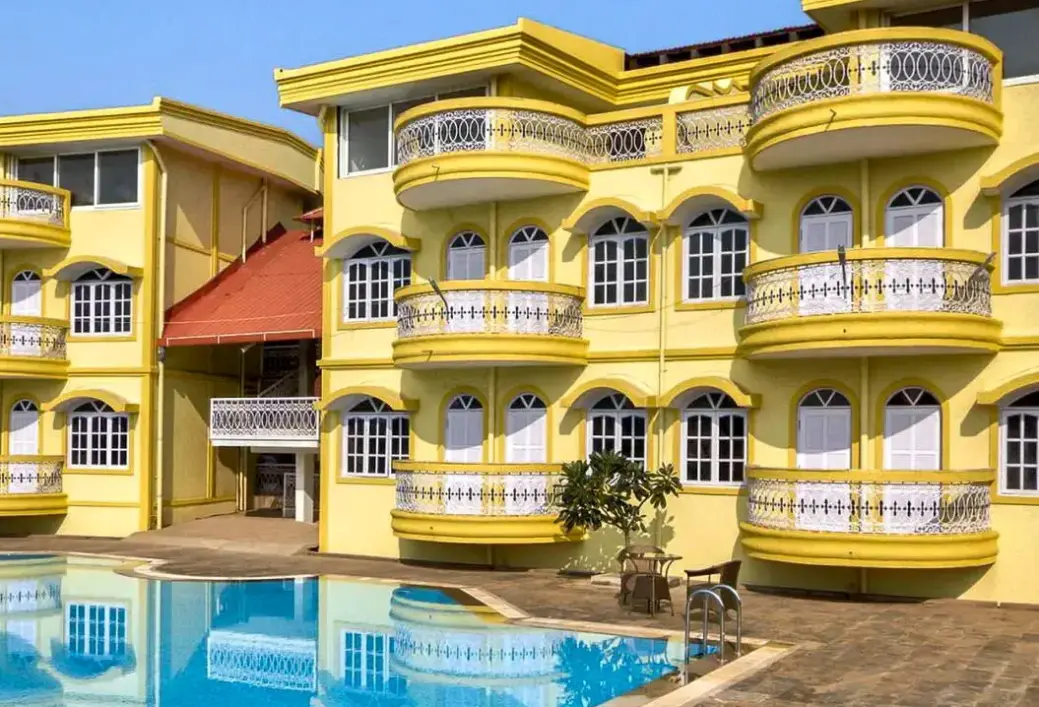 Basen w hotelu Praia da Oura Goa