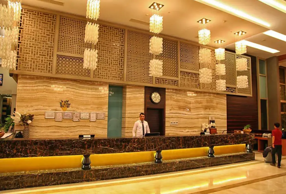 Lobby hotelu Queens Park Le Jardin Resort