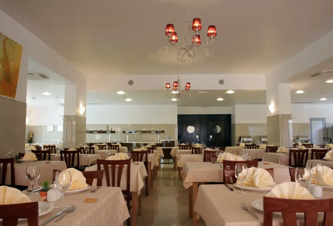Restauracja i jedzenie w hotelu Quercus (Drvenik)