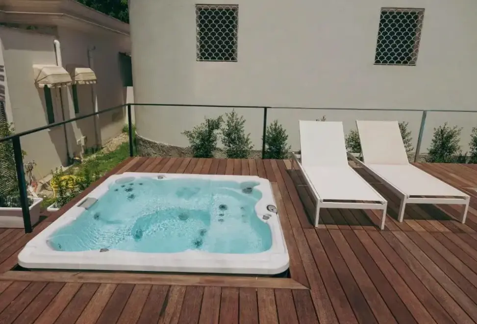 Basen w hotelu Relais Corte degli Aragonesi