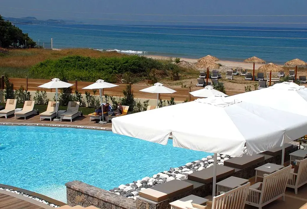 Basen w hotelu Restia (Acharavi)