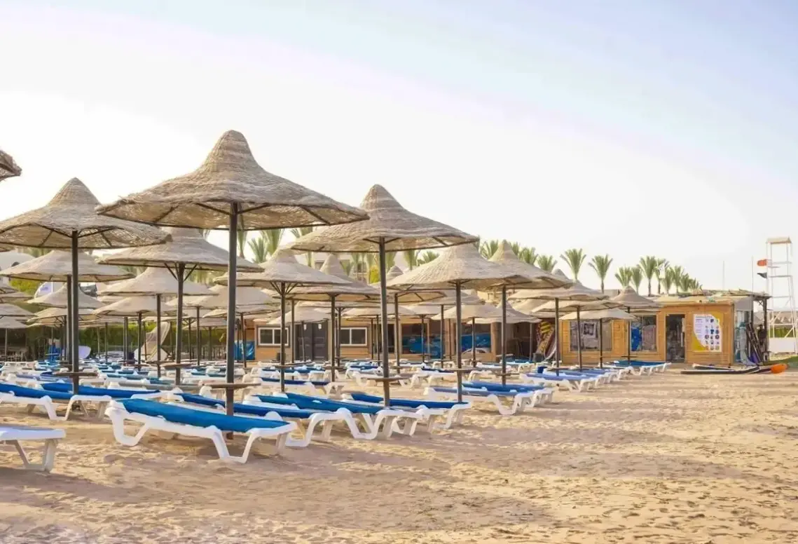 Plaża przy hotelu Rewaya Inn Resort (ex. Hawaii Paradise Aqua Park Resort)