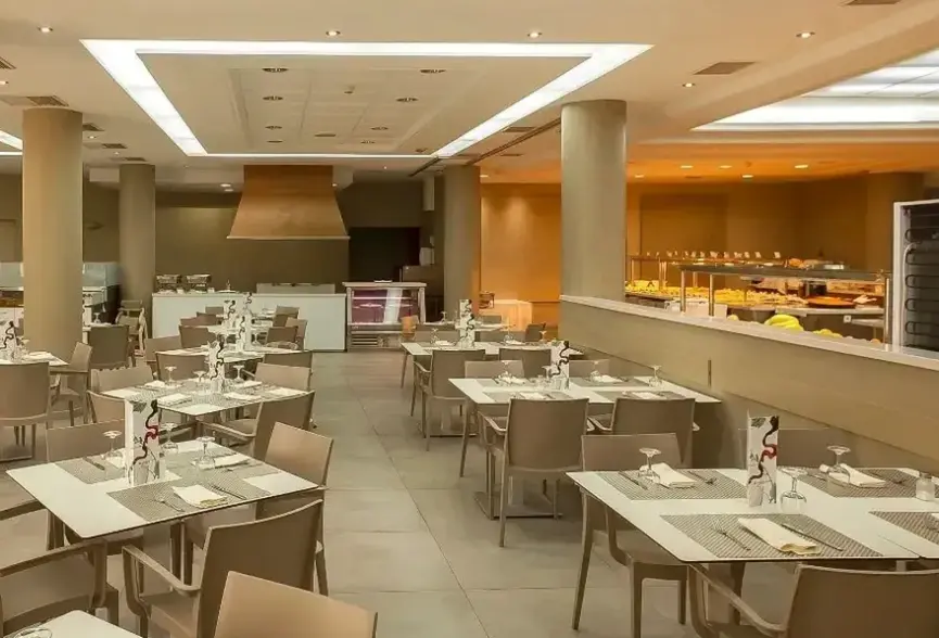 Restauracja i jedzenie w hotelu RH Vinaros Playa