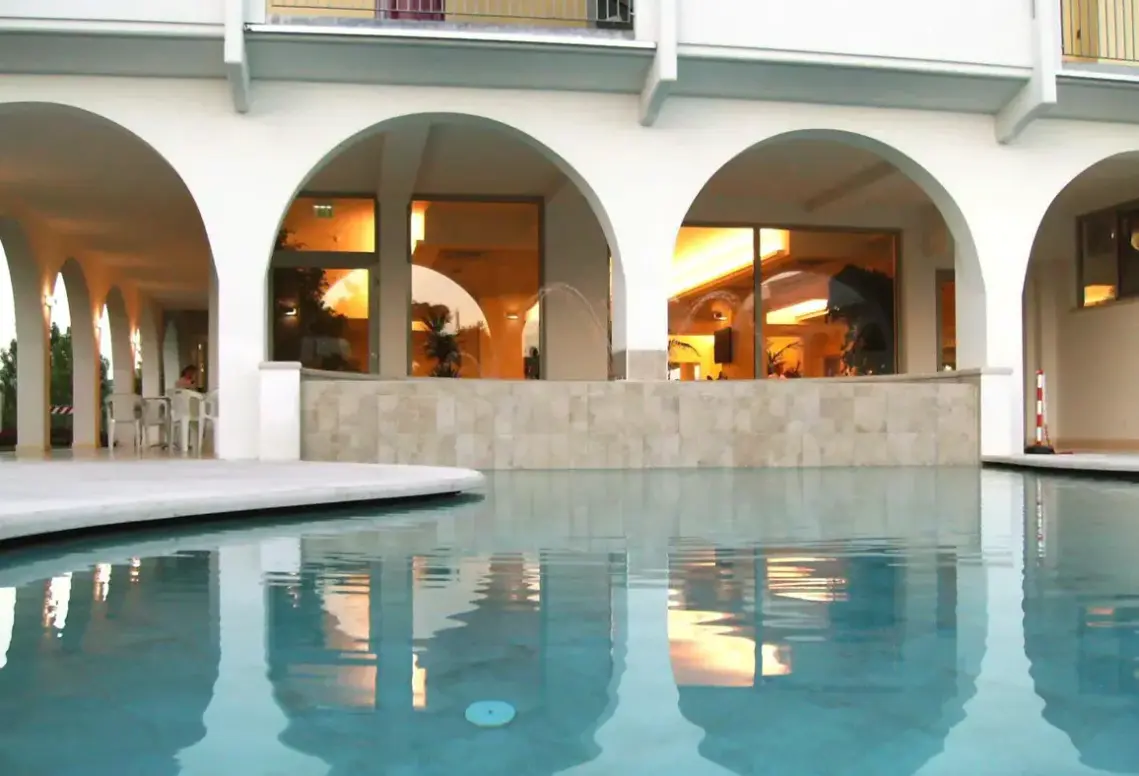 Basen w hotelu Rivus (Garda)