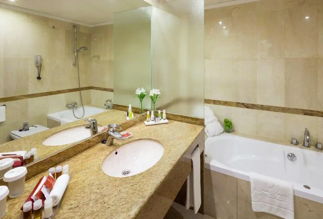 Łazienka w pokoju hotelu Royal Plaza (Eivissa)