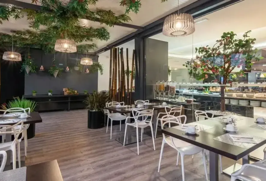 Restauracja i jedzenie w hotelu RR Da Rocha