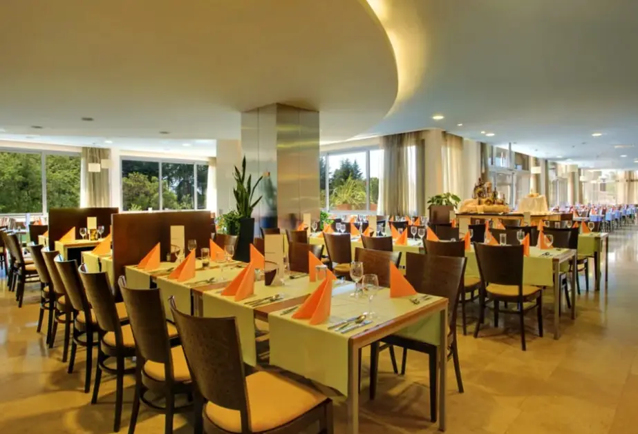 Restauracja i jedzenie w hotelu Rubin Sunny Hotel by Valamar (Istria)