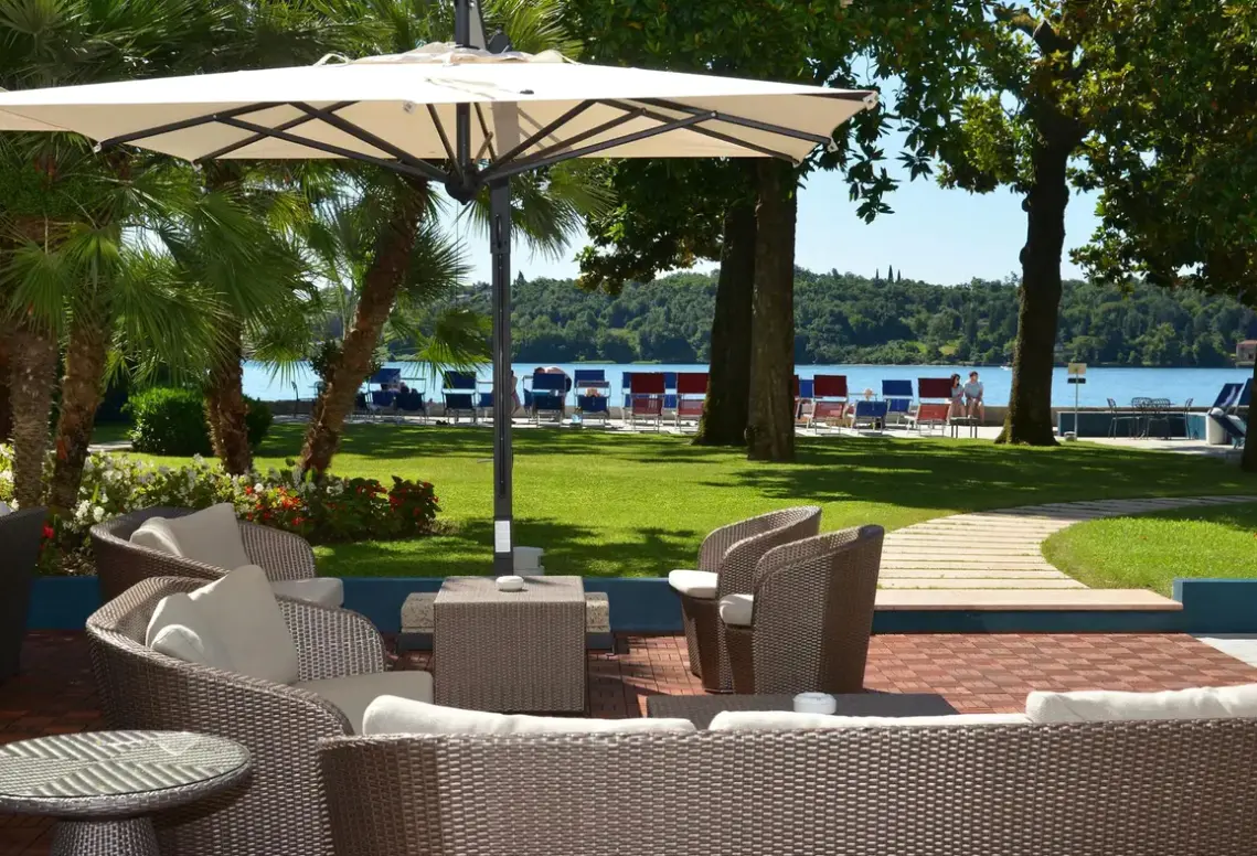 Basen w hotelu Salo Du Parc
