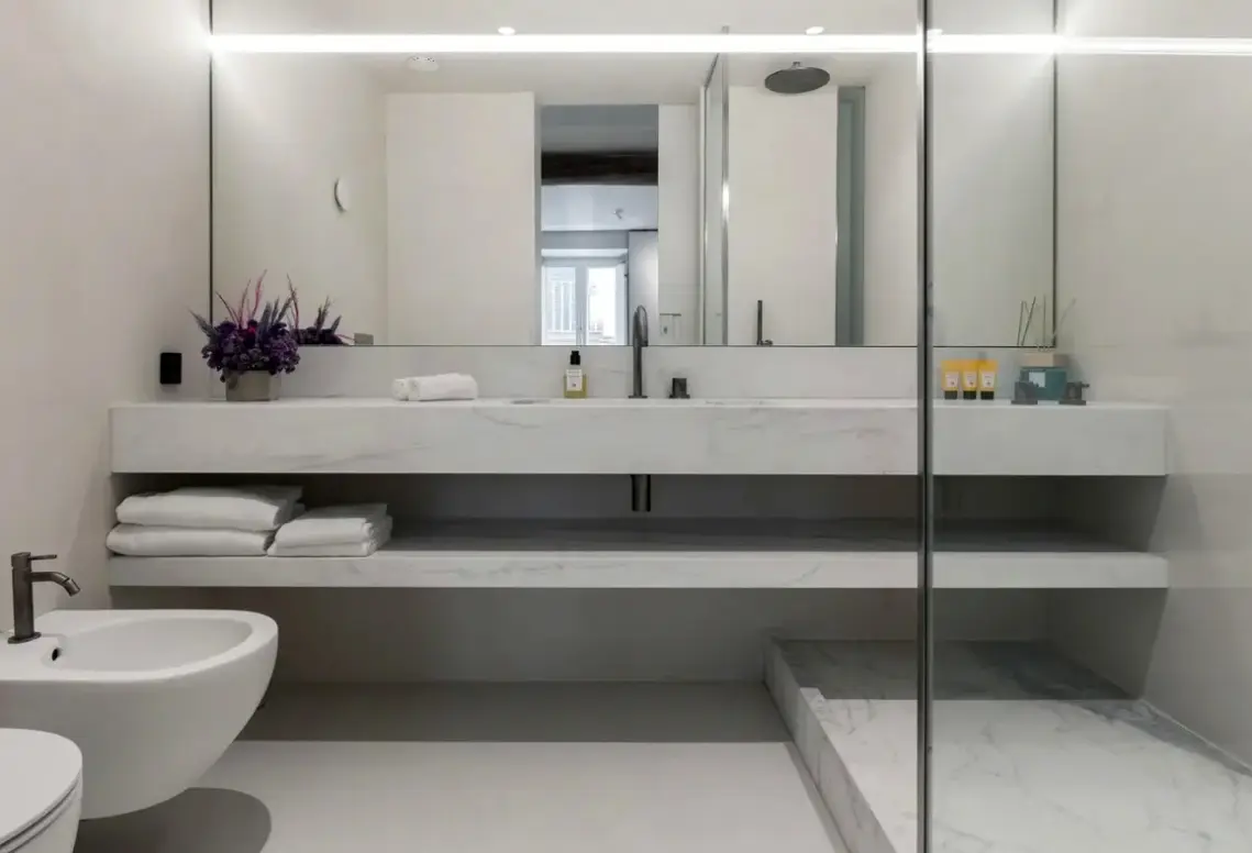 Łazienka w pokoju hotelu Scenario