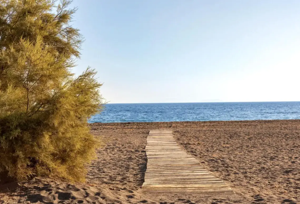 Plaża przy hotelu Scorpios Beach