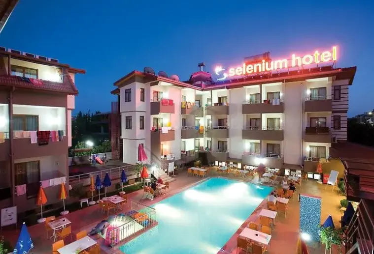 Basen w hotelu Selenium