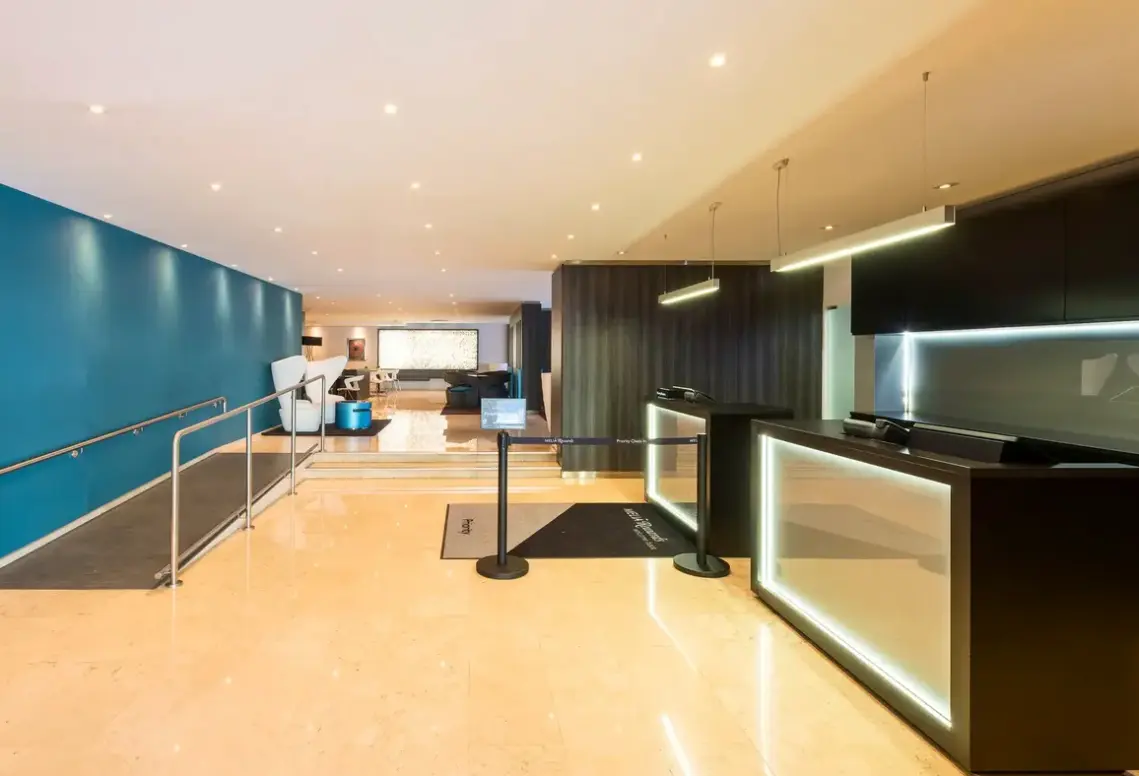 Lobby hotelu Sercotel Cordoba Medina Azahara (ex. Tryp Los Gallos)