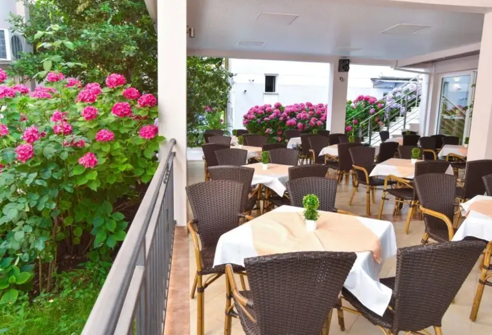 Restauracja i jedzenie w hotelu Suzana