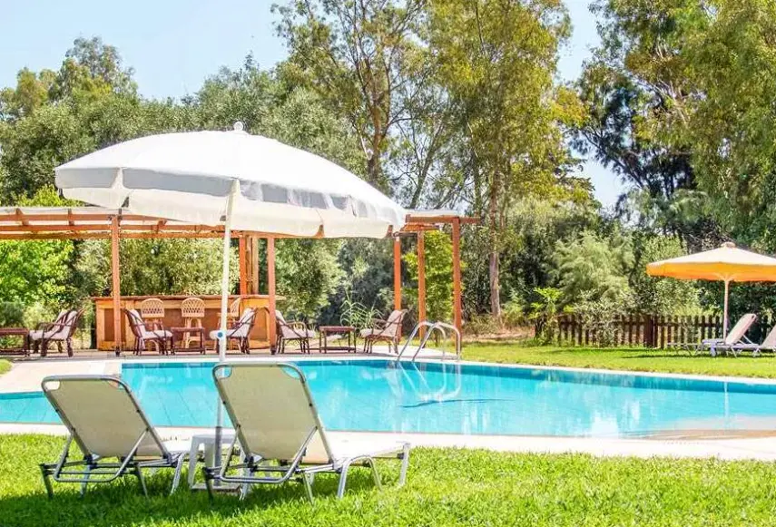 Basen w hotelu Tellis Holiday Rooms (Telis Holiday Rooms)