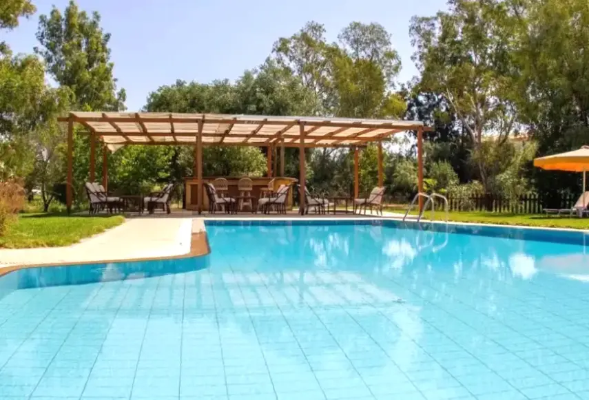 Basen w hotelu Tellis Holiday Rooms (Telis Holiday Rooms)