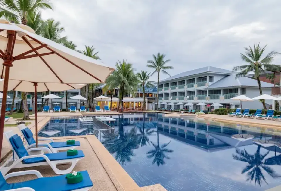Basen w hotelu The Briza Beach Resort