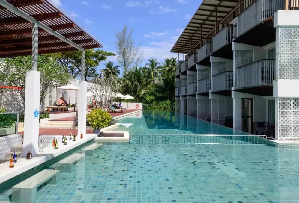 Basen w hotelu The Briza Beach Resort