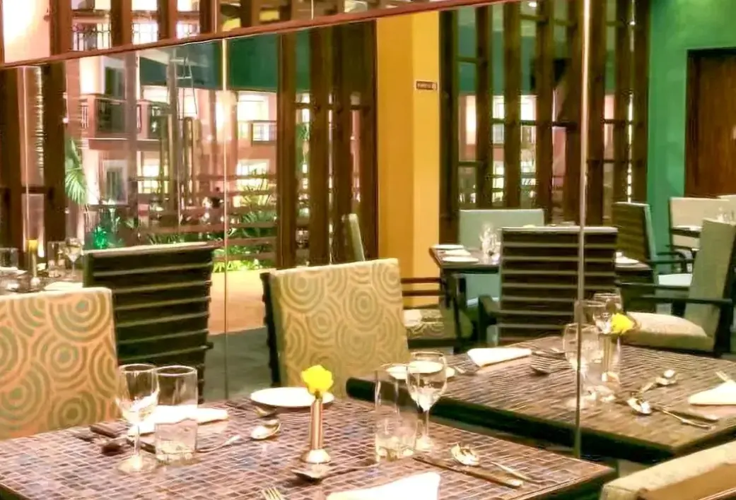 Restauracja i jedzenie w hotelu The Golden Crown Colva (ex. Golden Palms)