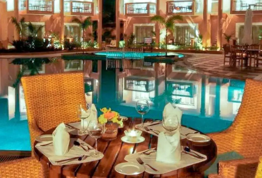 Restauracja i jedzenie w hotelu The Golden Crown Colva (ex. Golden Palms)