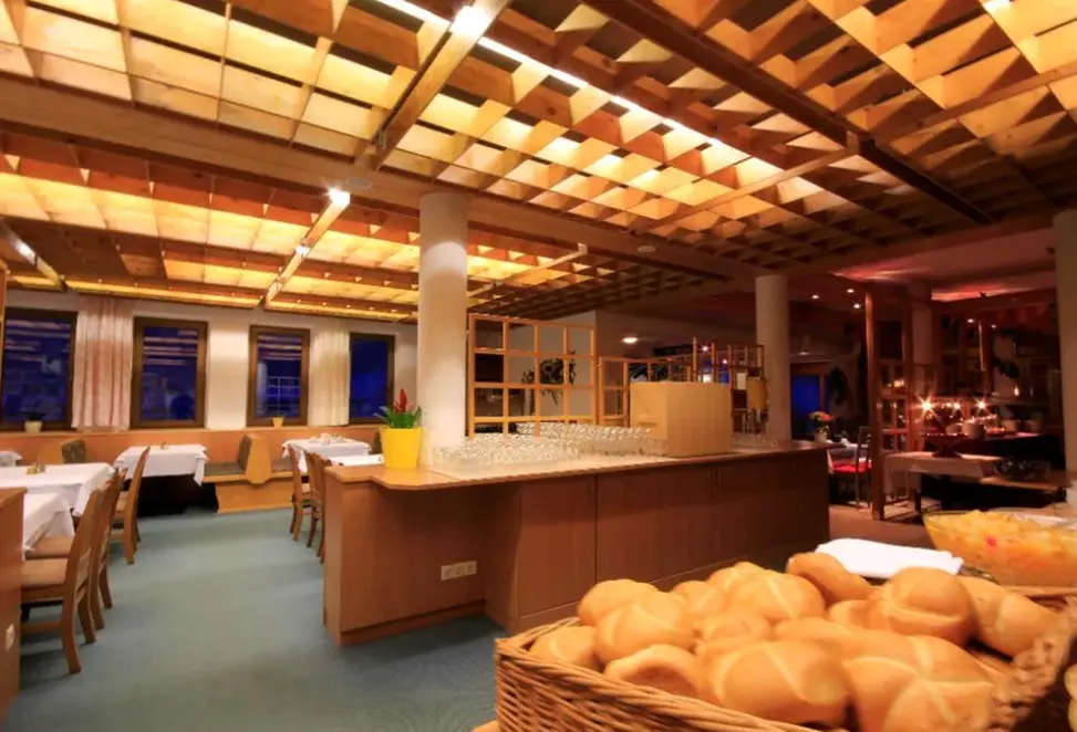 Restauracja i jedzenie w hotelu Tia Monte (Feichten)