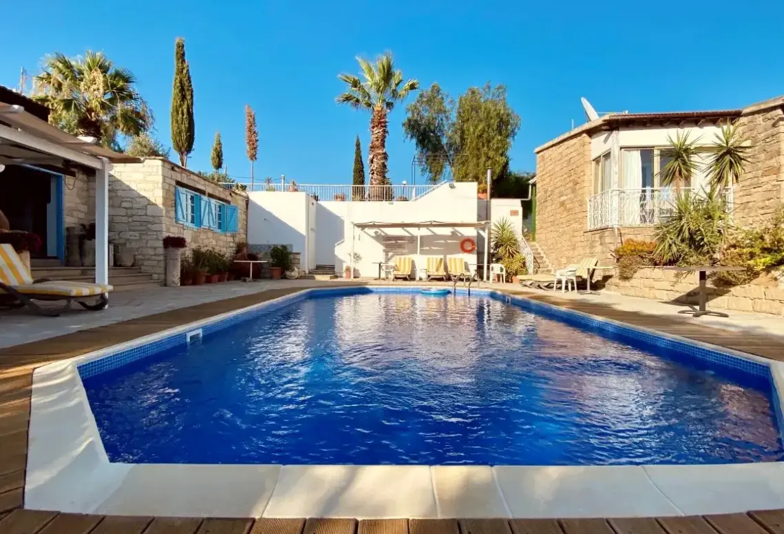 Basen w hotelu Traditionelle Apartments Cyprus Village Kalavassos