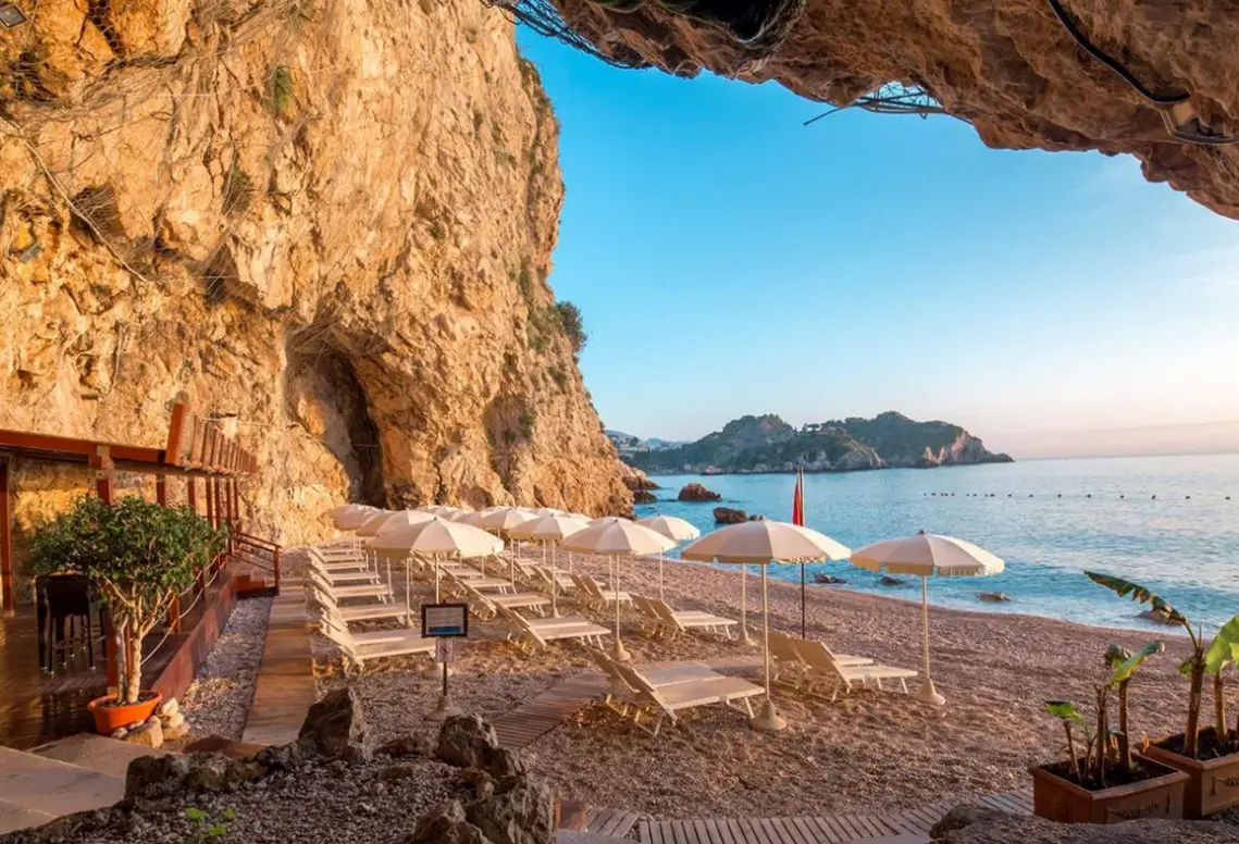 Plaża przy hotelu Una Capotaormina (ex. Ata Capotaormina)