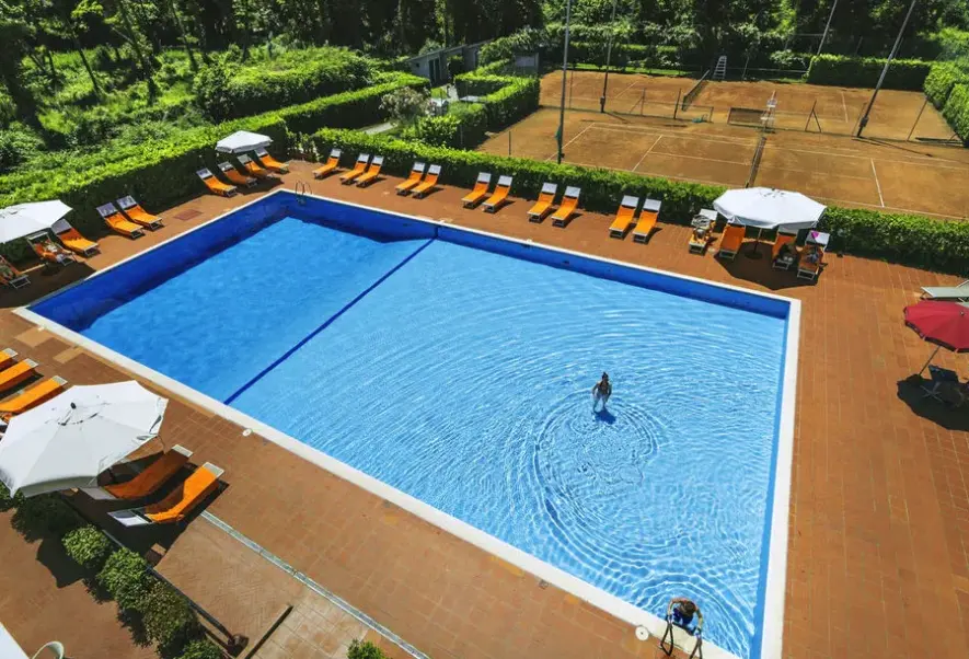 Basen w hotelu Una Forte dei Marmi
