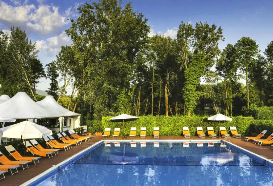 Basen w hotelu Una Forte dei Marmi