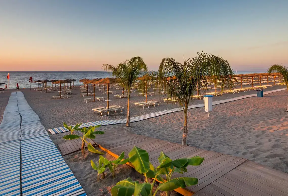 Plaża przy hotelu Una Naxos Beach Sicilia (ex Atahotel Naxos Beach)