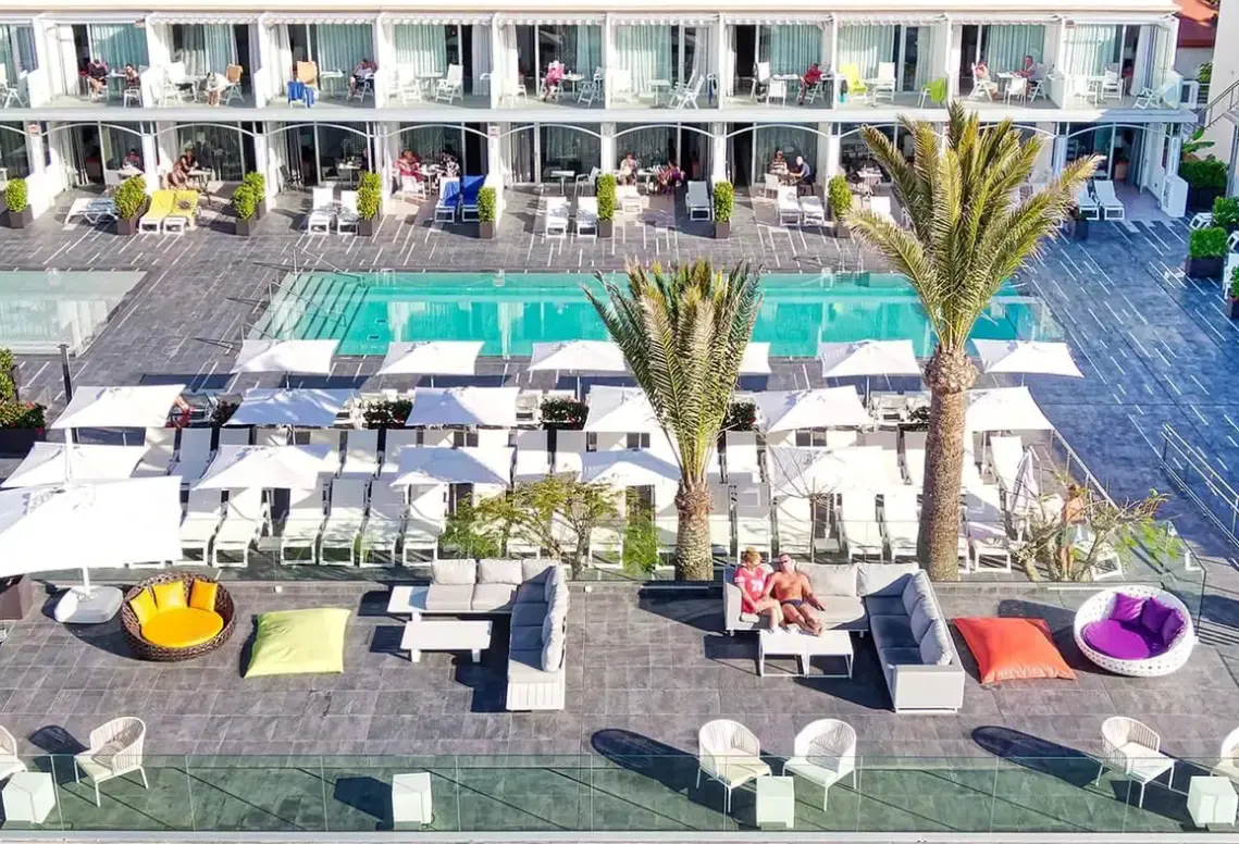 Basen w hotelu Ura Lara
