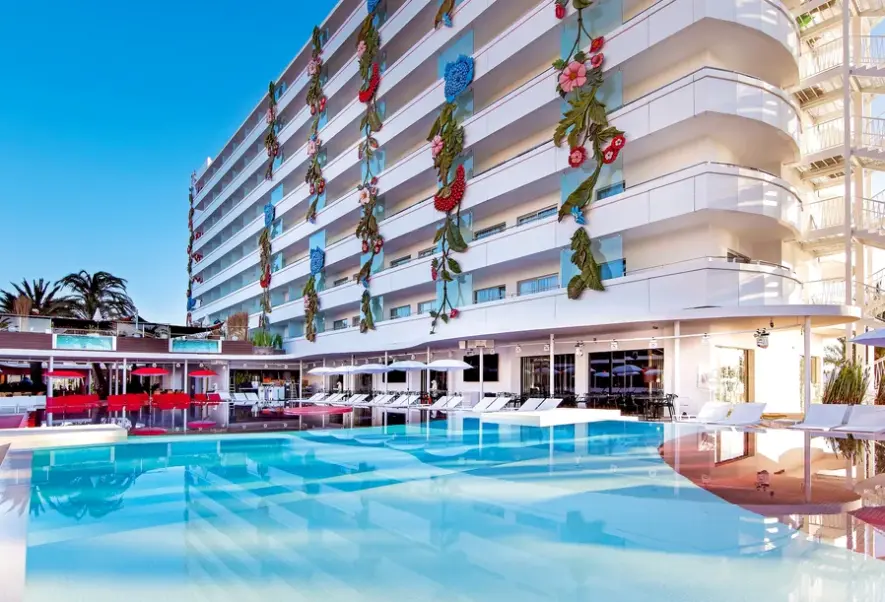 Basen w hotelu Ushuaia (Playa d'en Bossa)